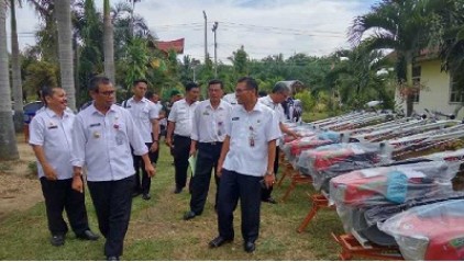Bupati Mursini Serahkan 33 Unit Handtraktor dan 30 Unit Mesin Panen Padi